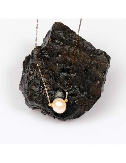 Çelik Zincirli Doğal İnci Kolye – 8 mm (Altın Renk Detaylı) Çelik Zincirli Doğal İnci Kolye – 8 mm (Altın Renk Detaylı)